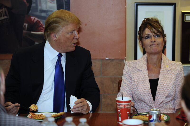 galleries/2011/09/20/herman-cain-sarah-palin-and-more-politicians-eating-pizza-photos/pols-pizza-trump-palin_bjuyiy