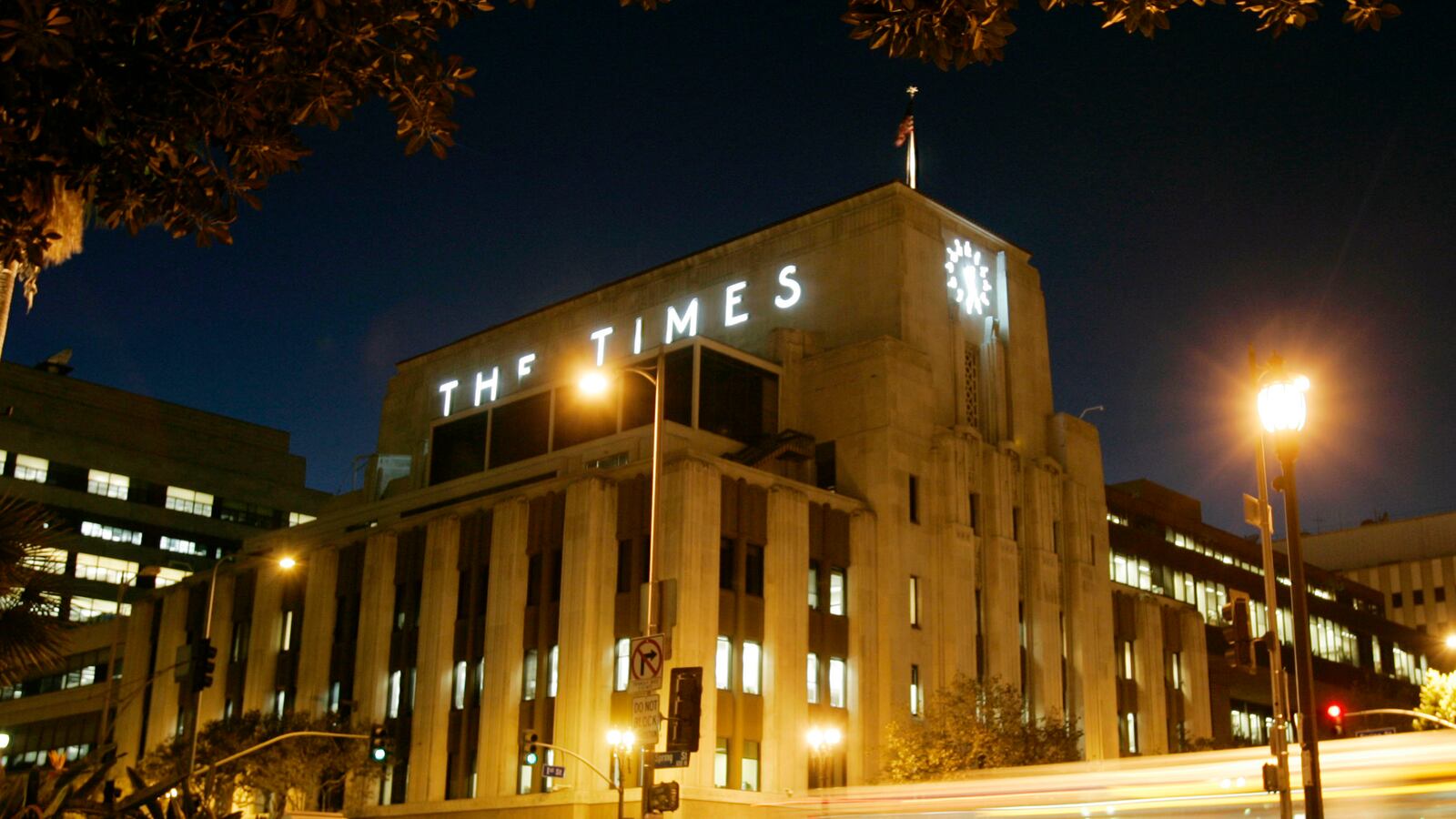 articles/2013/05/10/why-can-t-the-kochs-buy-the-los-angeles-times/130509-Moynihan-Koch-LA-Times-tease_p4r6xw