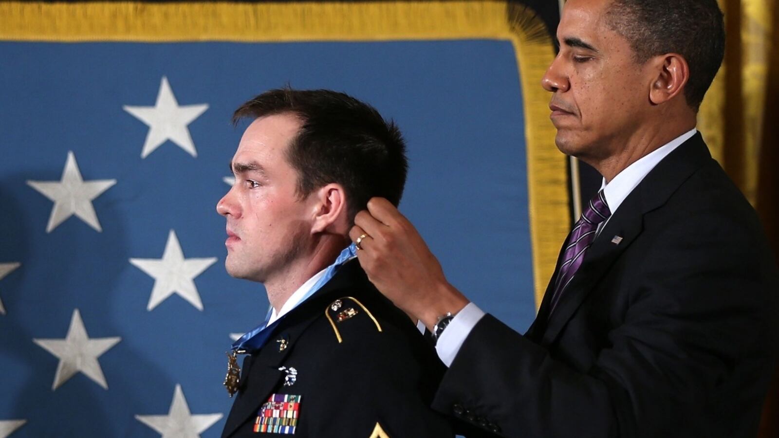 cheats/2013/02/11/afghan-war-hero-gets-medal-of-honor/medal-honor-obama-cheat_jztdlb
