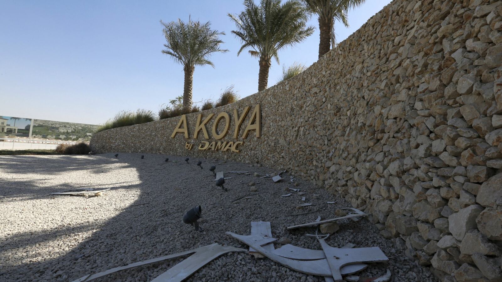 170826-trump-dubai-golf-abuses-cheat_zwa0mu