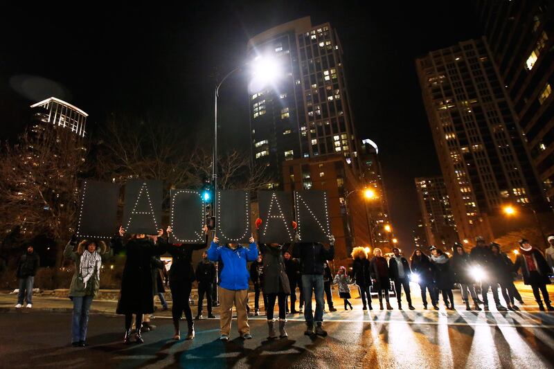 cheats/2015/11/24/protests-in-chicago-over-shooting-video/151124-chicago-protests-01_twx7lr