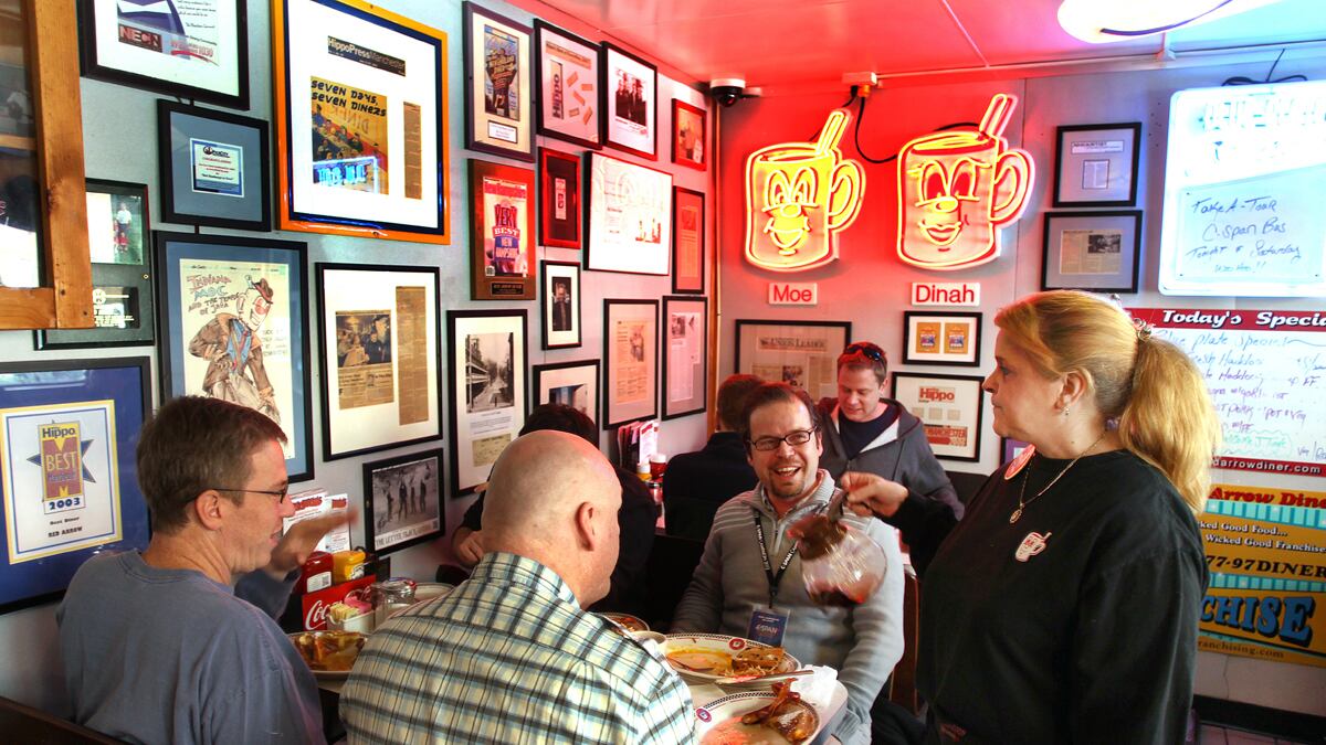 articles/2012/01/10/reporters-in-new-hampshire-eat-at-the-same-restaurants/campaign-journalists-eating-together-frum_d81sqb