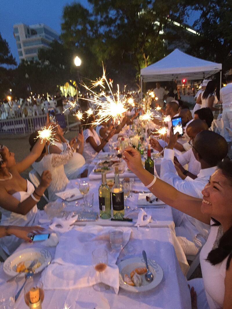 articles/2015/08/31/d-c-s-snobbery-free-diner-en-blanc-showed-washington-at-its-partying-best/150830-harris-diner-blanc-embed2_euiqz1