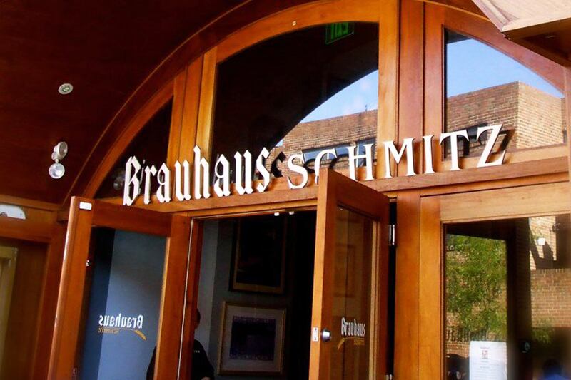 galleries/2016/07/17/the-best-political-drinking-bars/160717-best-political-bar-gallery-GAL-04_hjtjki