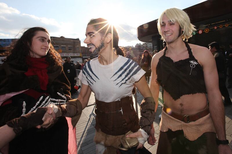 articles/2014/03/21/game-of-thrones-sex-swords-and-dragons-at-a-fans-night-out/140321-got-fans-bixby-tease_qgxbto