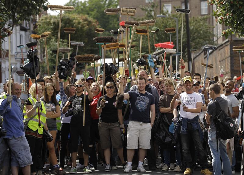 galleries/2011/08/09/photo-of-riots-across-london-and-united-kingdom/london-riots-cleanup_hfjaac