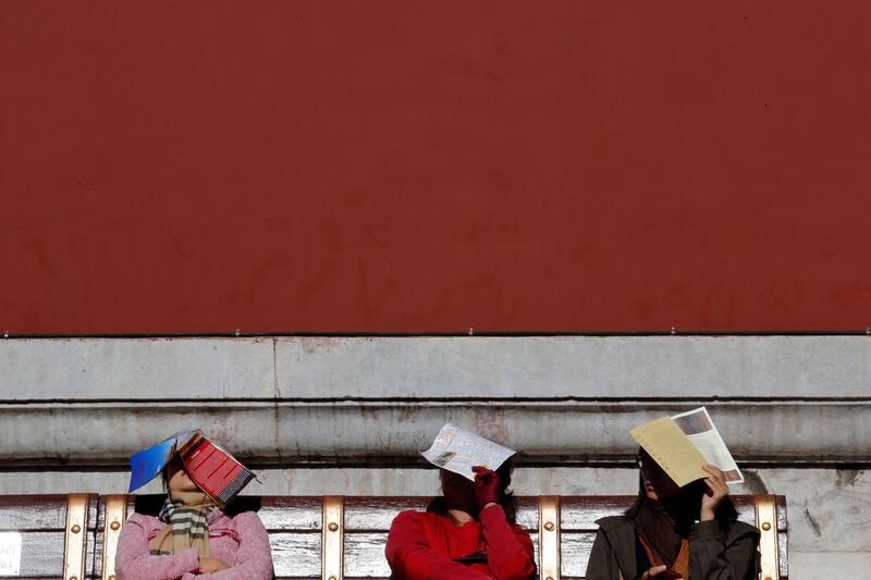 galleries/2013/10/19/the-week-in-photos-october-18-2013/131016-women-books-wip_i8cl4x