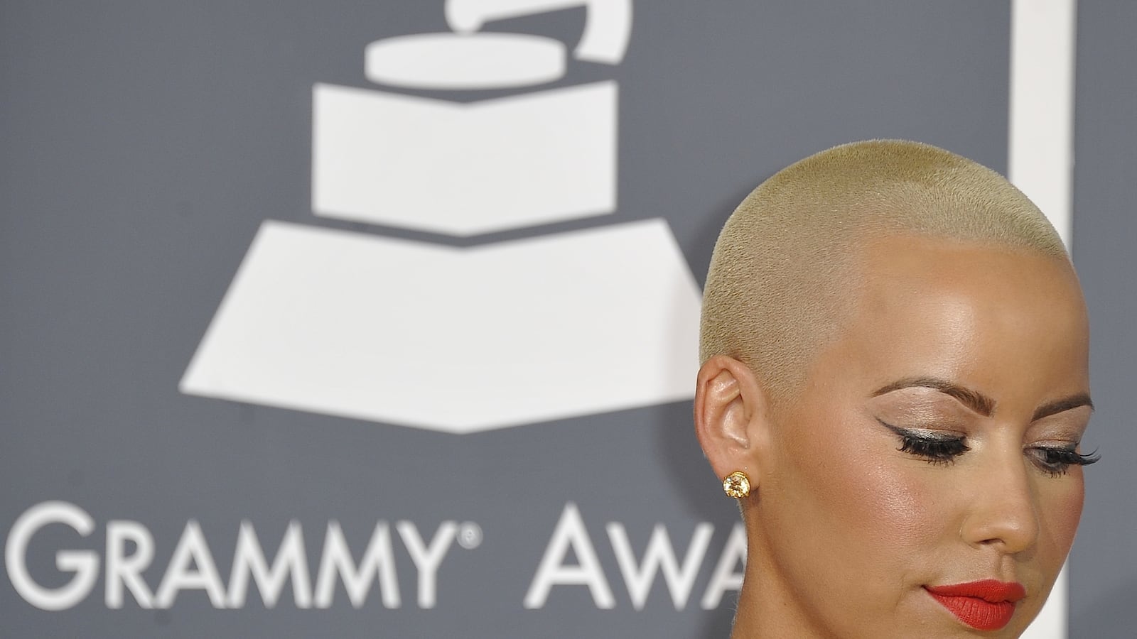 cheats/2015/08/18/amber-rose-used-in-prostitution-scam/150818-amber-rose-prostitution-scam-cheat_rccyib