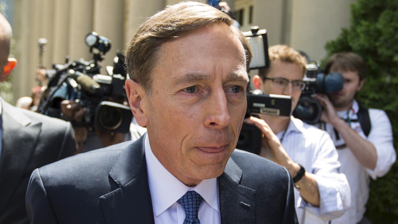 cheats/2016/06/08/petraeus-gave-reporters-top-secret-info/160608-david-petraeus_fa1po3