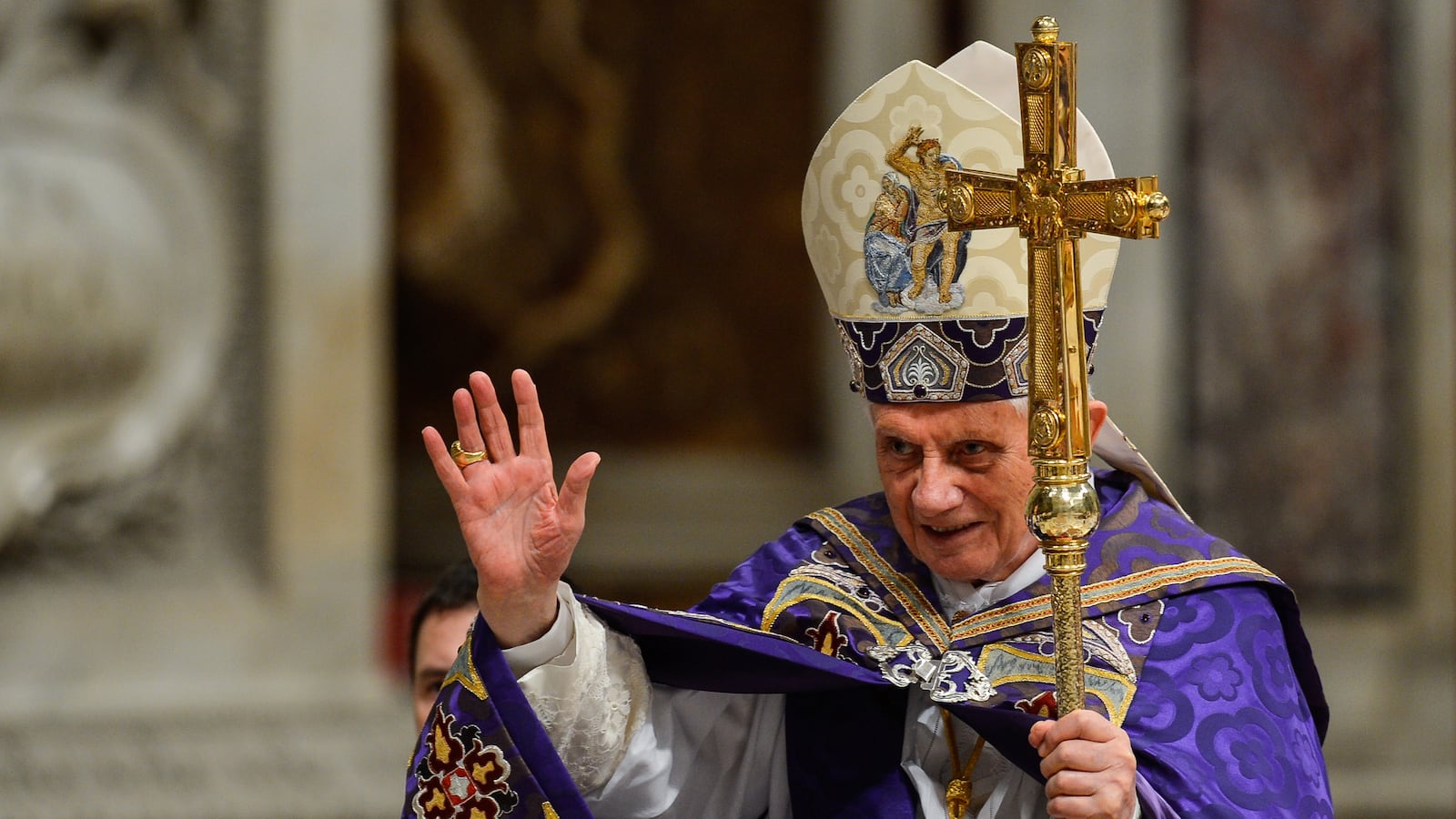 articles/2012/12/03/the-holy-tweeter-pope-benedict-xvi-joins-twitter/pope-twitter-nadeau_yl92op