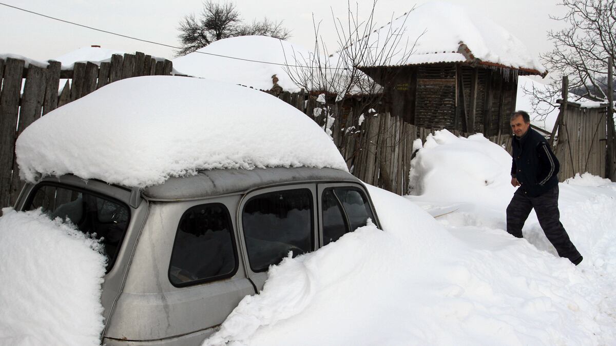 cheats/2012/02/02/snow-traps-11-000-in-serbia/serbia-snow-stranded-villages-cheat_kklx12