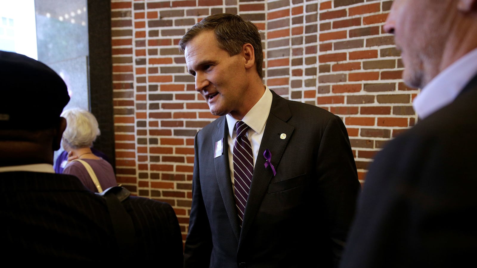 170818-signer-charlottesville-cheat_aadoyh