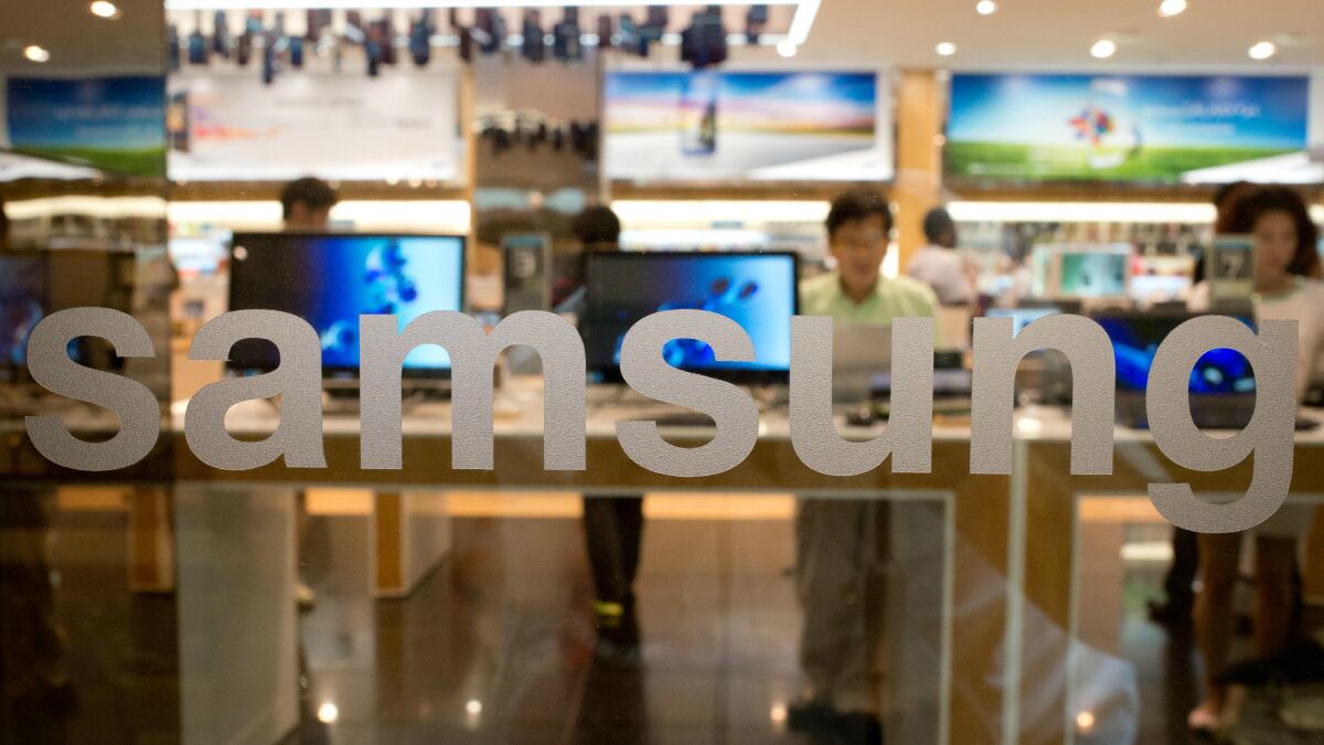 cheats/2013/09/25/samsung-introduces-gold-galaxy-4/samsung-gold-galaxy-cheat_o5ths5