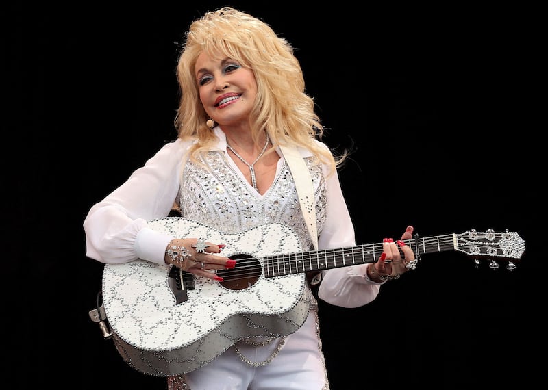 FILE PHOTO: American country music star Dolly Parton performs on the Pyramid Stage at Worthy Farm in Somerset, during the Glastonbury Festival June 29, 2014. REUTERS/Cathal McNaughton (BRITAIN - Tags: ENTERTAINMENT SOCIETY TPX IMAGES OF THE DAY)/File Photo