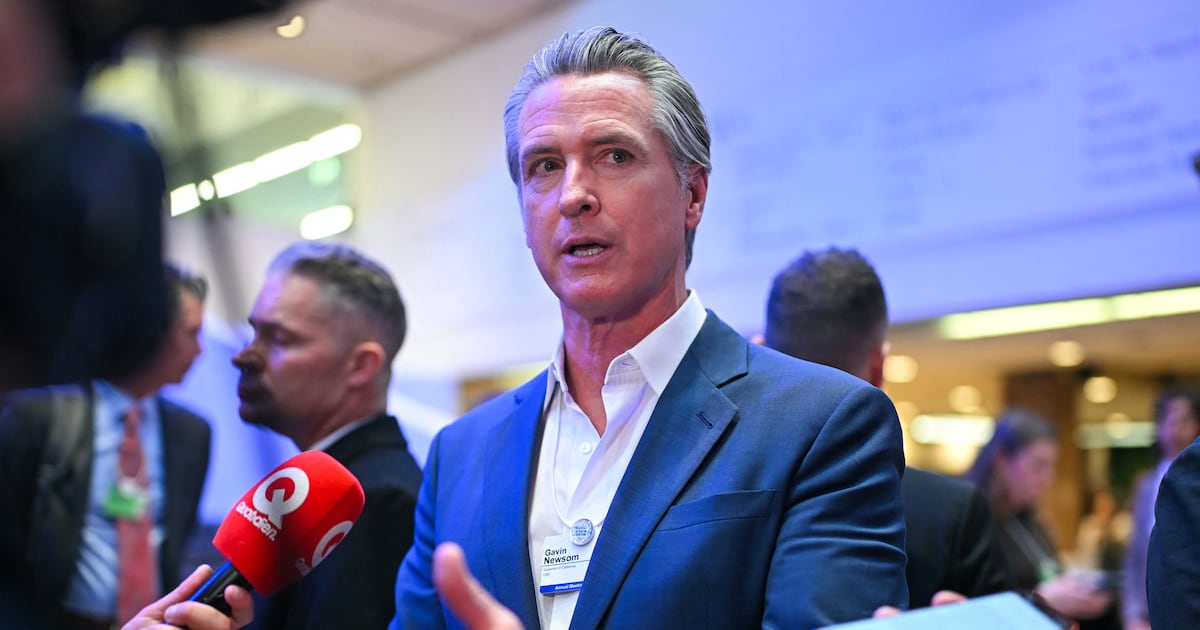 Newsom prangert schweigende Republikaner wegen Trumps rassistischem Video ...