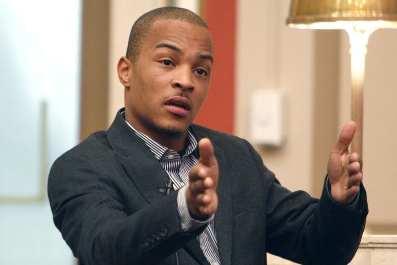 galleries/2012/08/23/ll-cool-j-dustin-hoffman-mila-kunis-more-celebrity-heroes-photos/celebrity-heroes-ti_by9wox