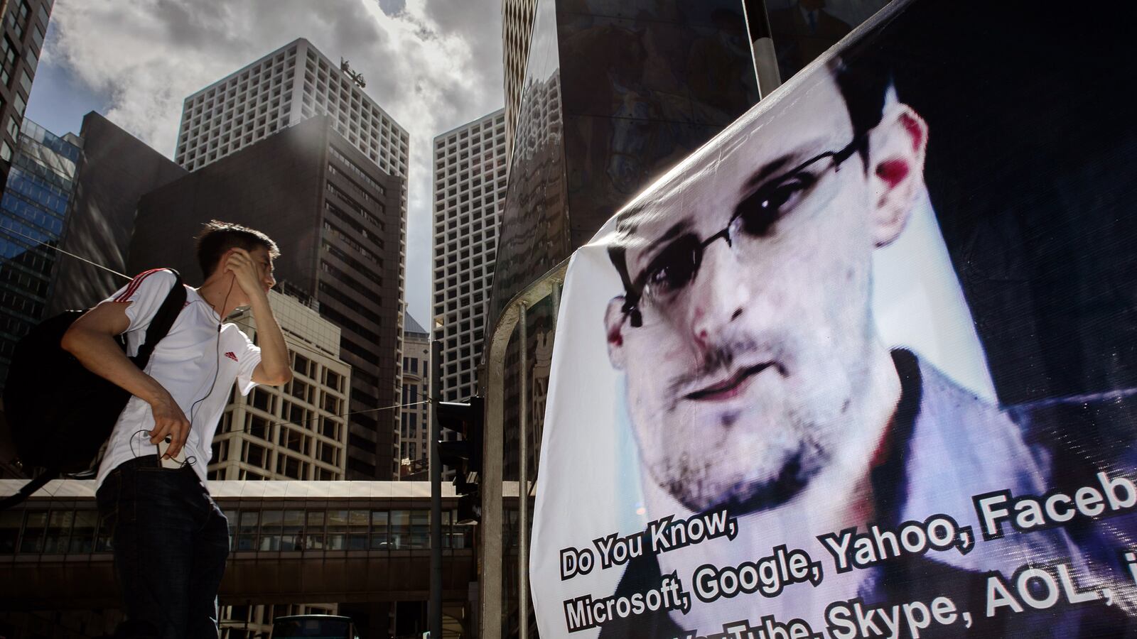 cheats/2013/07/09/report-snowden-accepts-venezuela-s-asylum-offer/130709-edward-snowden-venezuela-cheat_ykdhlj