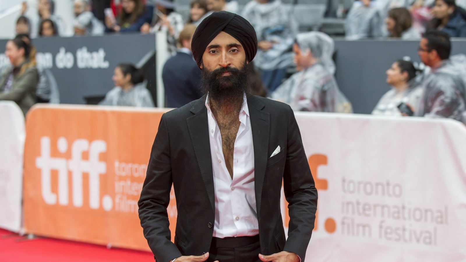 cheats/2016/02/08/sikh-actor-turban-kept-me-off-flight/160208-sikh-actor-cheat_ptzh9e