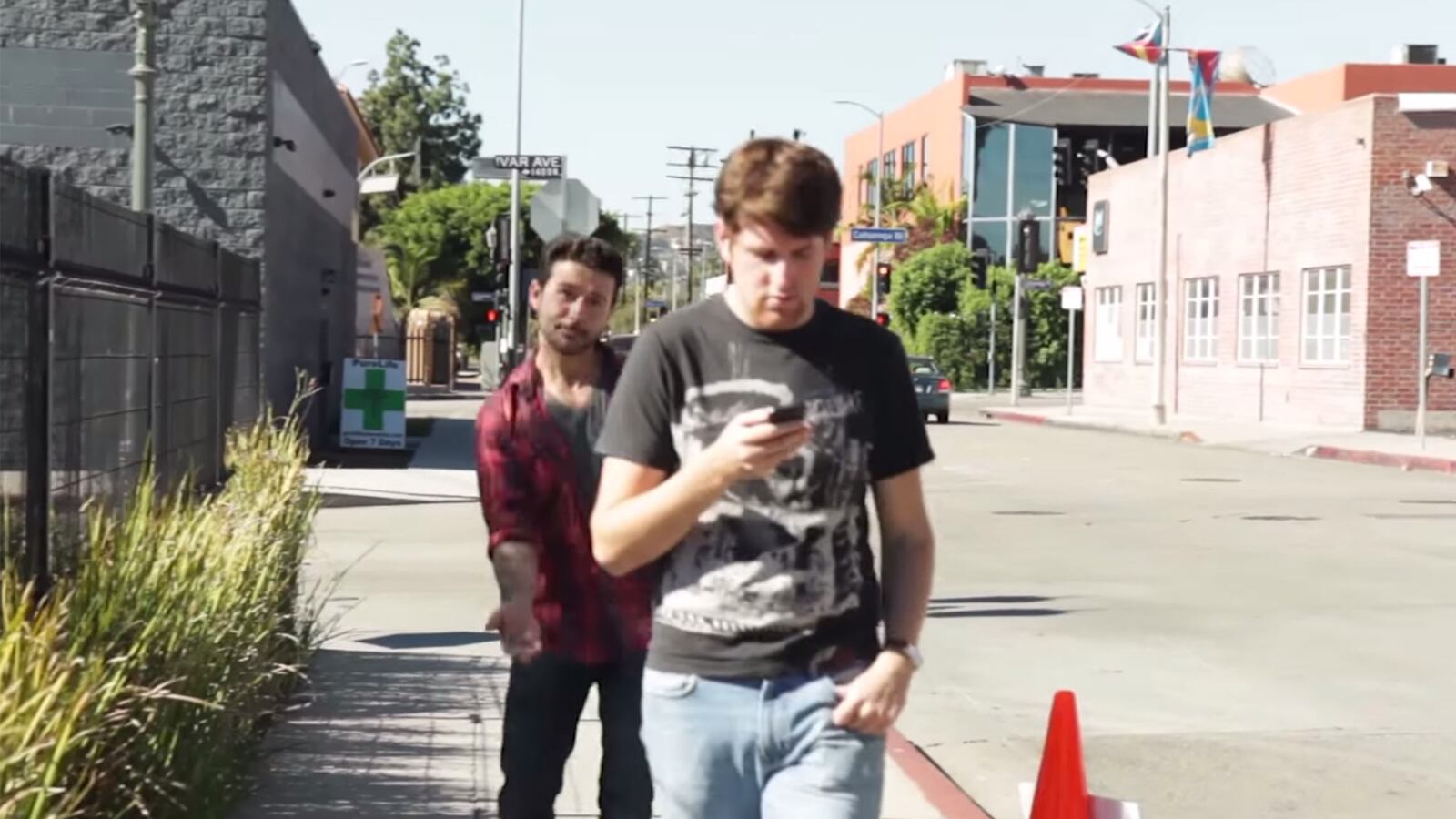 articles/2014/11/10/when-dudes-greet-dudes/when-dudes-greet-dudes-image_fxbvfi