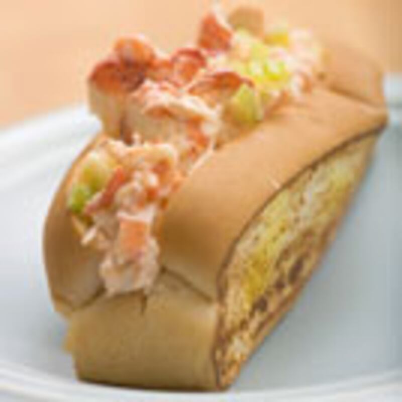 articles/2009/07/21/the-lobster-market-crash-of-2009/ultimate-vs-budget---island-lobster-rolls-1_ejxouc