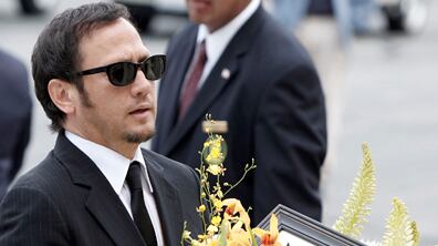 cheats/2009/06/14/carradine-honored-at-funeral/david-carradine-funeral-rob-schneider_anbblr