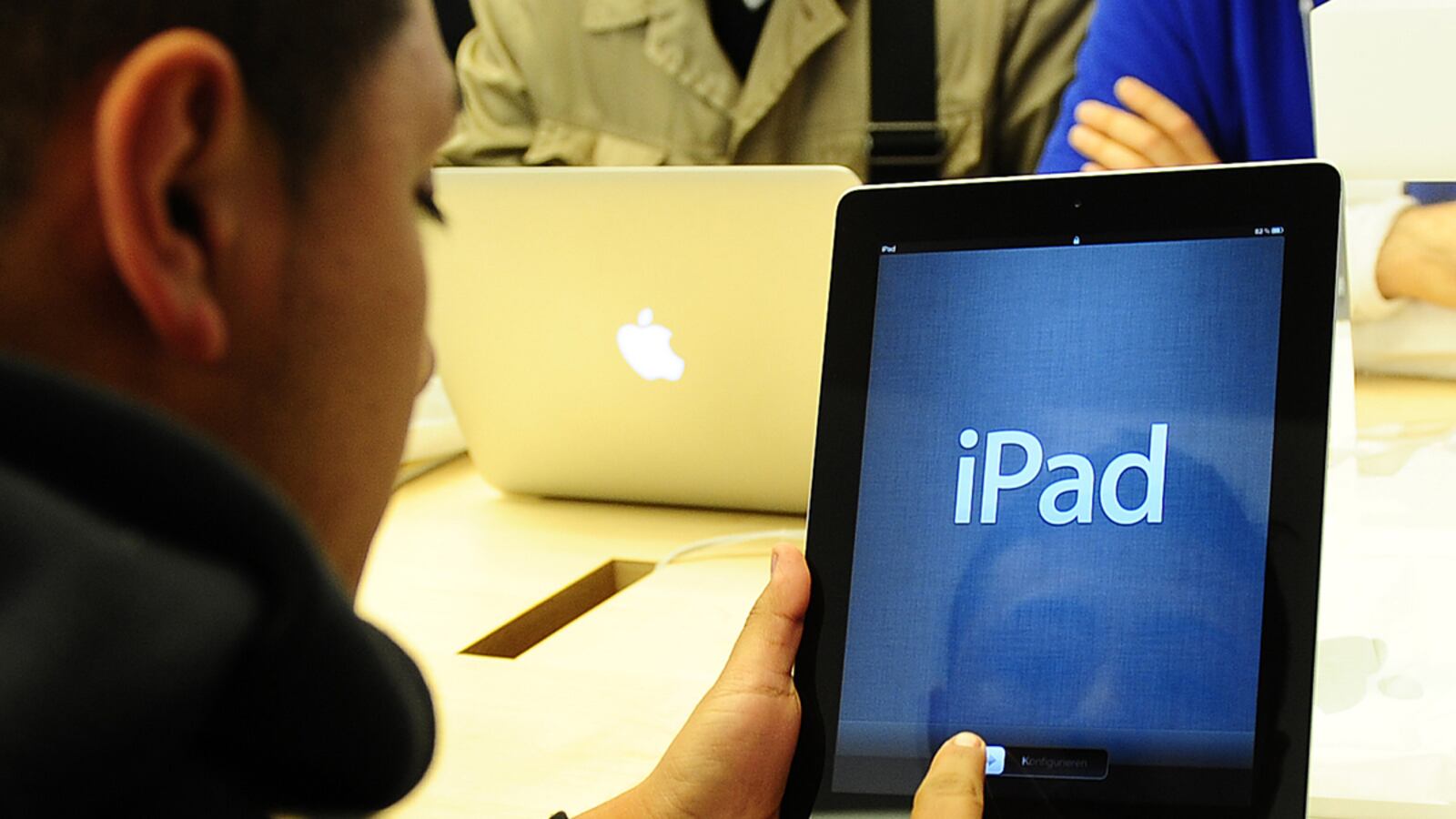 cheats/2012/03/29/new-ipad-gets-flak-overseas/apple-ipad-australian-customers-say-4g-misleading-cheat_qaxf05