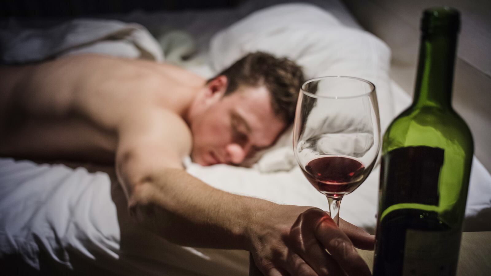 articles/2016/05/12/can-wine-before-bed-really-help-you-lose-weight/160511-daily-burn-wine-sleep-tease_maklec