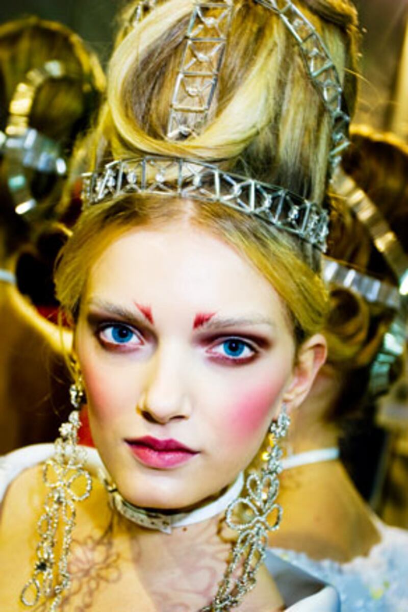 galleries/2009/12/18/backstage-dior/dior-7_betzhf