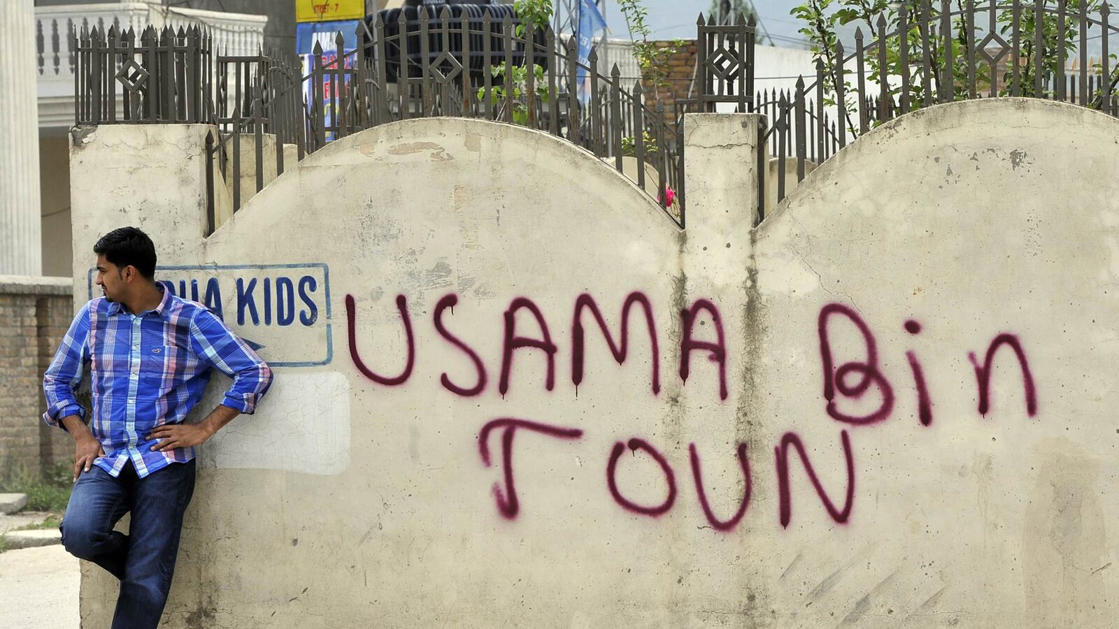 cheats/2012/05/23/pakistani-doctor-accused-of-helping-cia-sentenced-to-30-years/vaccination-clinic-pakistan-cia-cheat_tzt24x