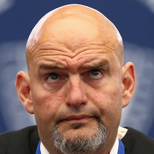 Senator John Fetterman (D-PA) delivers an address at the commencement ceremony for Yeshiva University in New York City, U.S., May 29, 2024. REUTERS/Andrew Kelly
