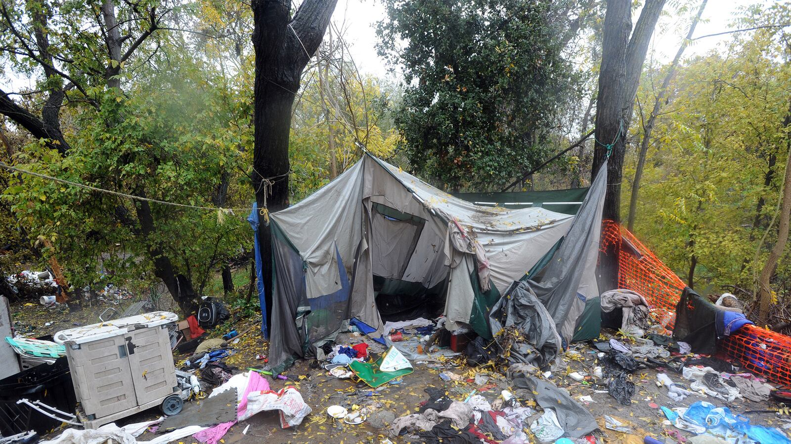 cheats/2014/12/04/largest-u-s-homeless-camp-dismantled/141204-homeless-camp-cheat_ms5h4b