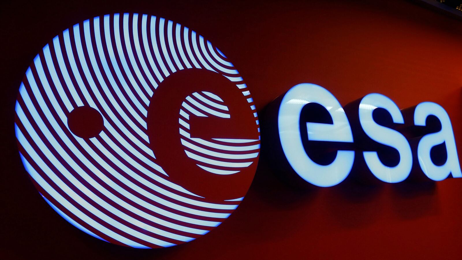 cheats/2015/06/25/black-hole-wakes-up-after-26-years/150625-esa-cheat_vxvjir