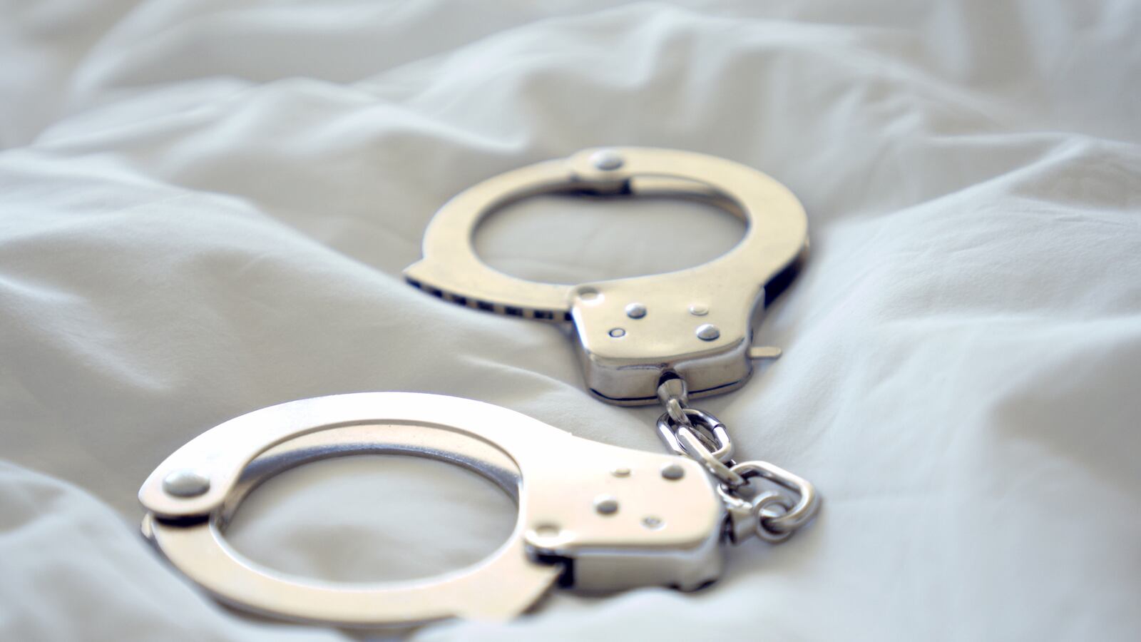 cheats/2013/07/29/firefighters-more-people-are-handcuffing-themselves/130729-handcuffs-cheat_oflyiv