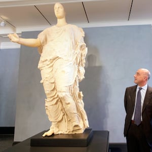 articles/2010/12/11/aphrodite-statues-last-days-at-the-getty-before-return-to-italy/nadeau-getty_146311_jhsgwu