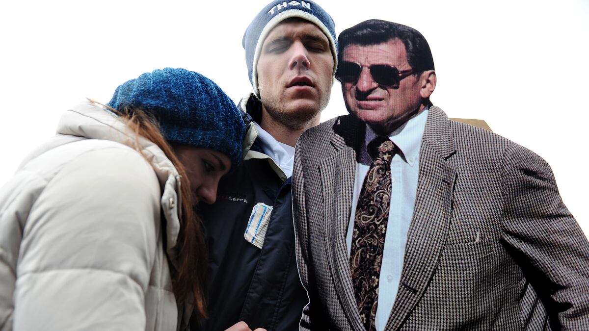 articles/2012/01/22/joe-paterno-s-death-shouldn-t-turn-him-into-sandusky-case-s-martyr/paterno-memorial-bissinger_vy9jjh