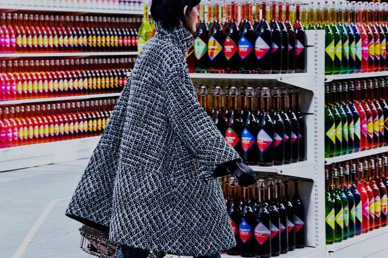 galleries/2014/03/05/shop-til-you-drop-at-chanel-fall-winter-2014-paris-fashion-week-photos/140305-harry-carr6_x8fqbp