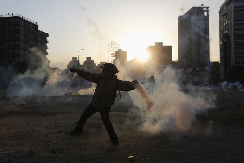 galleries/2014/02/14/venezuela-erupts-in-violence-photos/140310-venezuela10_miqqny
