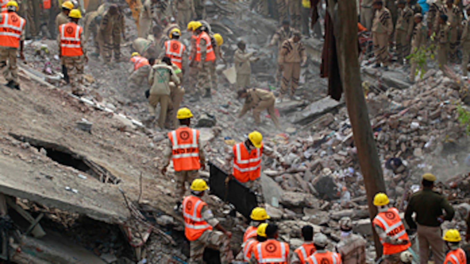 cheats/2010/11/16/building-collapse-in-new-delhi-kills-65/new-delhi-building-collapse_lcu45u
