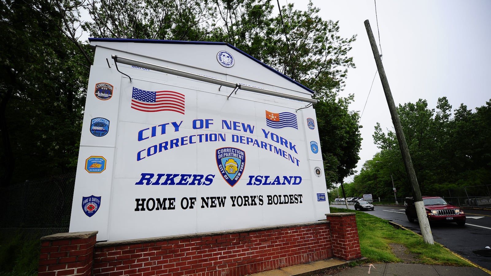 articles/2017/03/27/complaint-rikers-island-prison-guard-beat-inmate/170327-zavadski-rikers-island-tease_p4onyd
