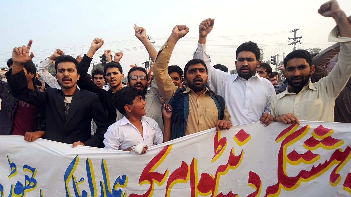 cheats/2011/11/26/u-s-to-investigate-pakistan-deaths/pakistan-protest-cheat_srwrno