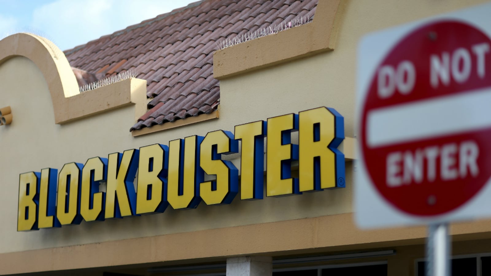 articles/2013/11/12/this-is-the-end-is-last-blockbuster-rental-ever-miley-cyrus-tweets-about-pot-scandal/Blockbuster-is-dead-tease_f15yqr