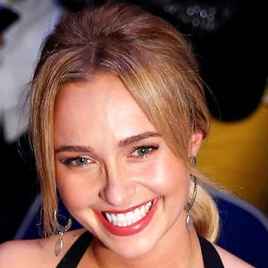 Hayden Panettiere, girlfriend of Ukrainian heavyweight boxing world champion Vladimir Klitschko, reacts to Klitschko's victory over his Italian-born challenger Francesco Pianeta at the SAP arena in Mannheim, Germany, May 4, 2013.