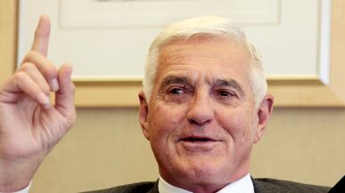 articles/2011/02/15/bob-lutz-may-come-back-to-gm-but-the-government-is-balking/levin-bob-lutz_160315_j1brqa