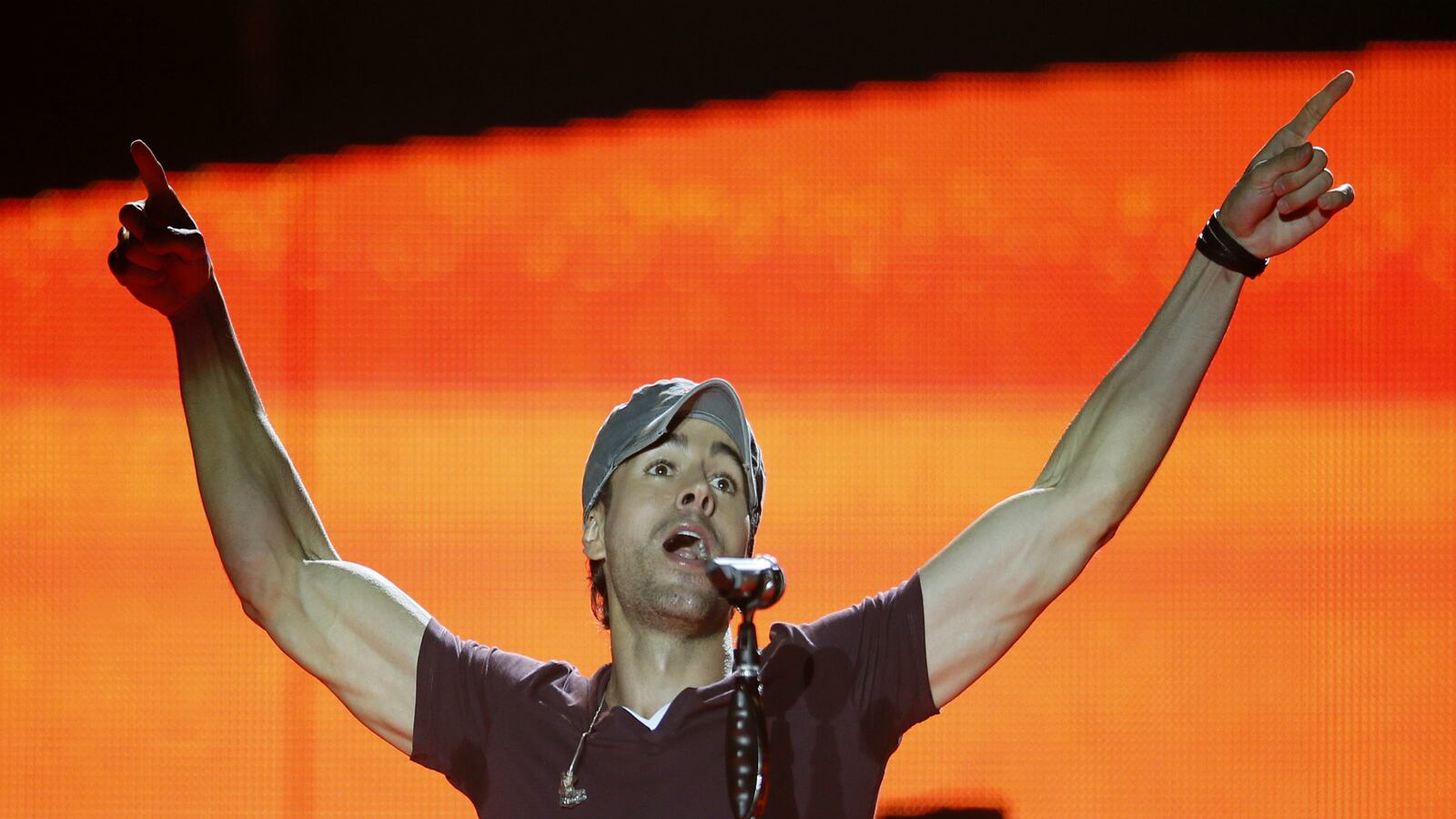 cheats/2014/11/21/enrique-iglesias-calle-13-big-winners-at-latin-grammys/141121-enrique-iglesias-cheat_w13csr
