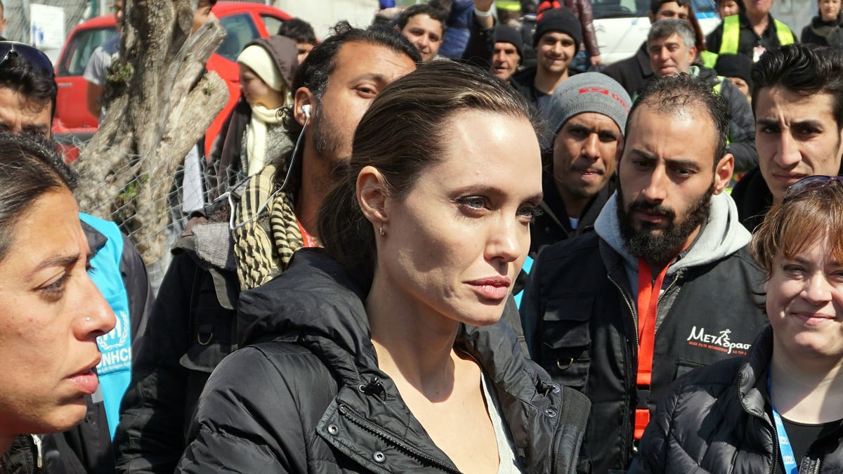 articles/2016/05/17/angelina-jolie-is-so-over-donald-trump-it-s-hard-to-hear-this/jolie-sykes_fruaao