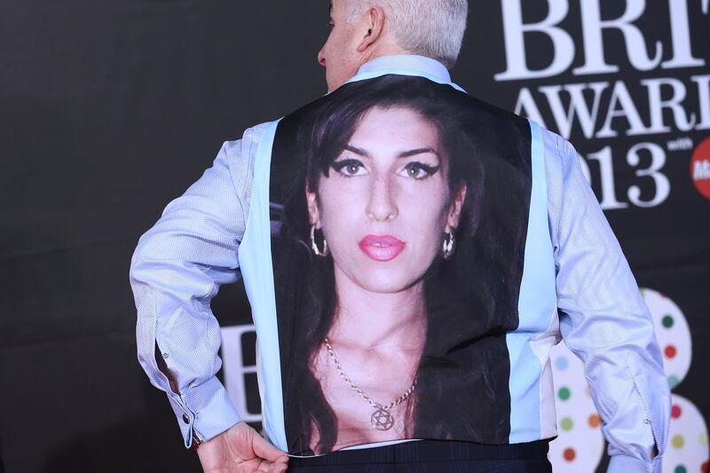 articles/2013/02/21/amy-winehouse-s-father-pays-tribute-to-the-late-singer-with-a-colorful-vest/130221-mitch-winehouse-amy-vest_abdri3