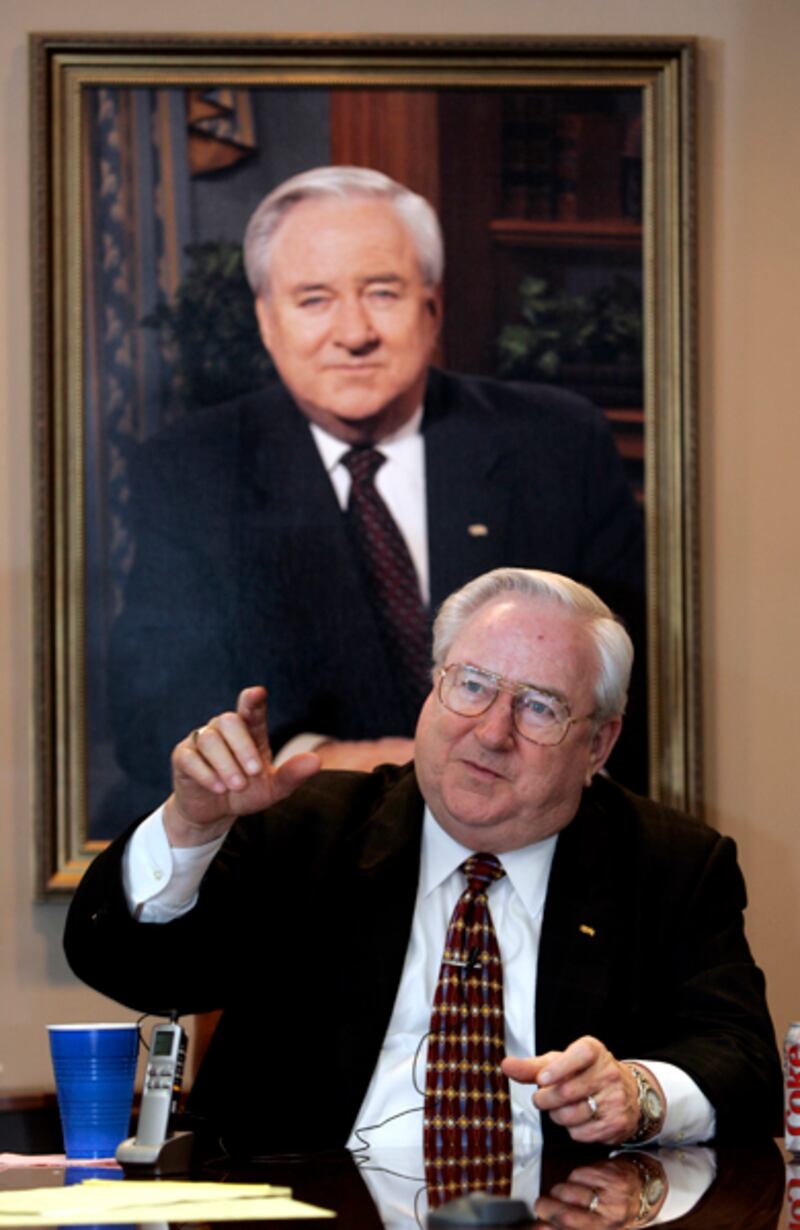 galleries/2011/12/15/christopher-hitchens-most-famous-feuds-photos/hitchends-feuds-falwell_ssjrnc