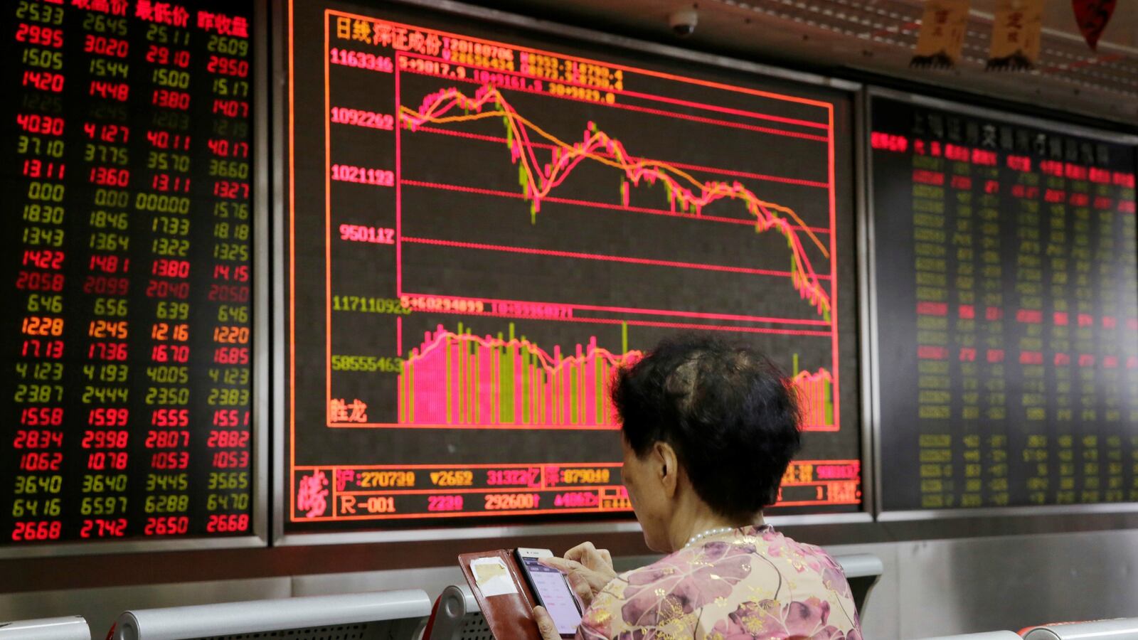 180710-china-retaliates-u.s.-tariffs-cheat_qjno6x