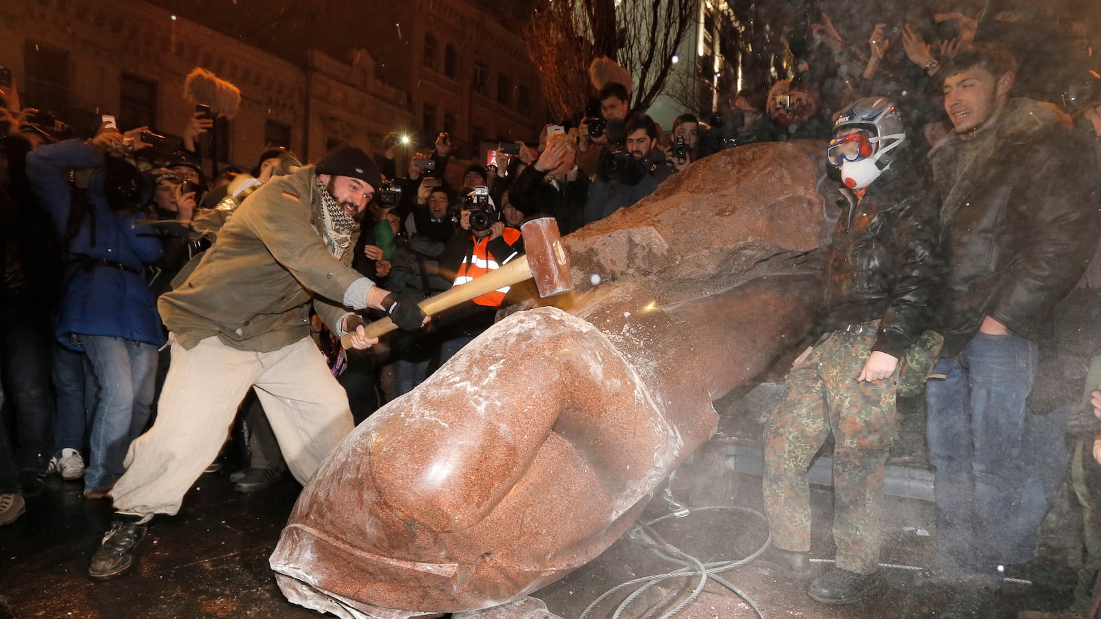 cheats/2013/12/08/thousands-protest-in-ukraine/131207-kiev-statue-tease_sf1hrv