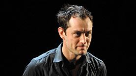 cheats/2009/10/07/jude-laws-hamlet-on-red-bull/jude-law-hamlet_qn3wpk